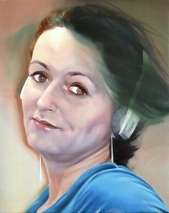 dark hair woman wearing headphones