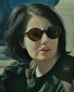 black hair woman wearing dark glasses